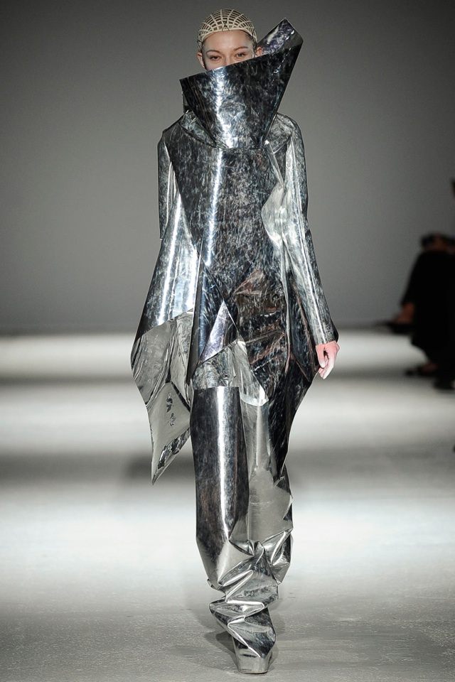 Garnitur o futurystycznym designie autorstwa Garetha Pugh gareth-pugh-jesień-zima-2014-2015-futurystyczny-strój-srebrny