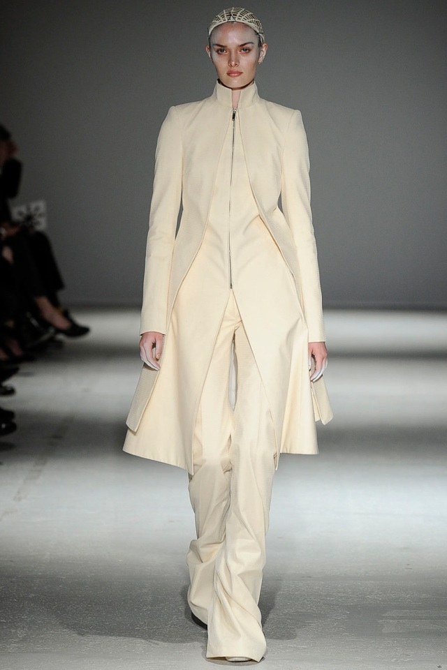 Kremowy garnitur i płaszcz Gareth Pugh gareth-pugh-jesień-zima-2014-2015-kremowy-kolor