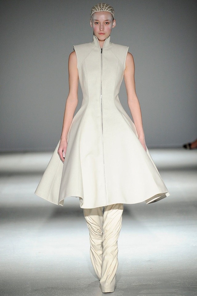 elegancka, lekko rozkloszowana sukienka z zamkiem z przodu gareth-pugh-jesień-zima-2014-2015-rozkloszowana-sukienka