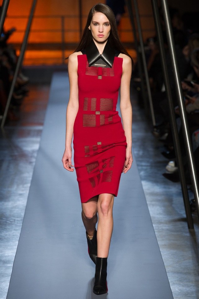czerwona sukienka do kolan bez rękawów ze skórzanym kołnierzem roland-mouret-jesień-zima-2014-2015-czerwona-sukienka Trendy w modzie przyszłości