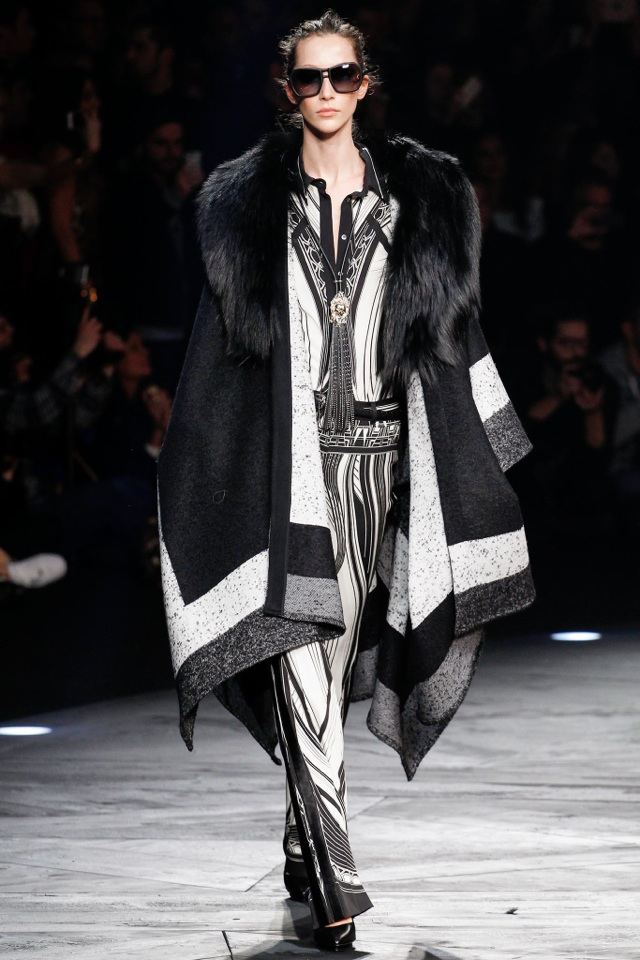 długi płaszcz w kolorze czarno-białym z futrzanym kołnierzem roberto-cavalli-jesień-zima-2014-2015-czarny-biały-kołnierz-futrzany