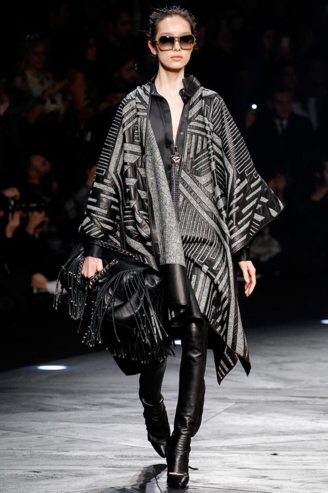 Poncho w kolorze szarym i czarnym autorstwa Roberto Cavalli roberto-cavalli-jesień-zima-2014-2015-poncho-szaro-czarne trendy w modzie przyszłości