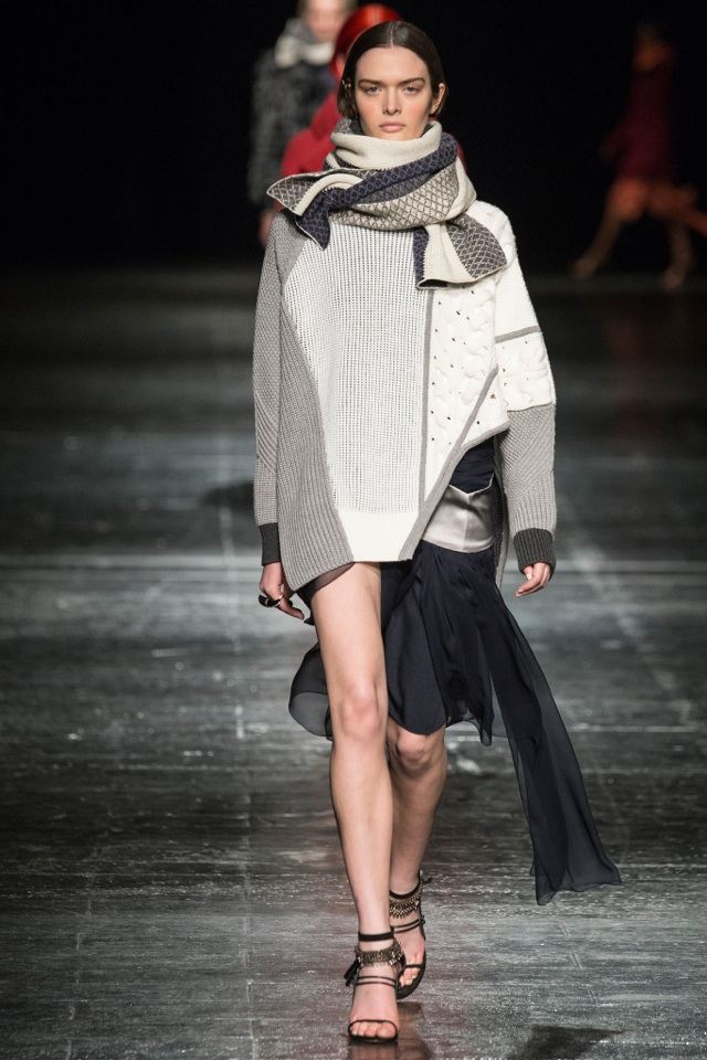 Sweter i szalik w patchworkowym stylu od Prabal Gurung prabal-gurung - jesień-zima-2014-2015-sweter-projektowanie-szalik Modowe trendy przyszłości