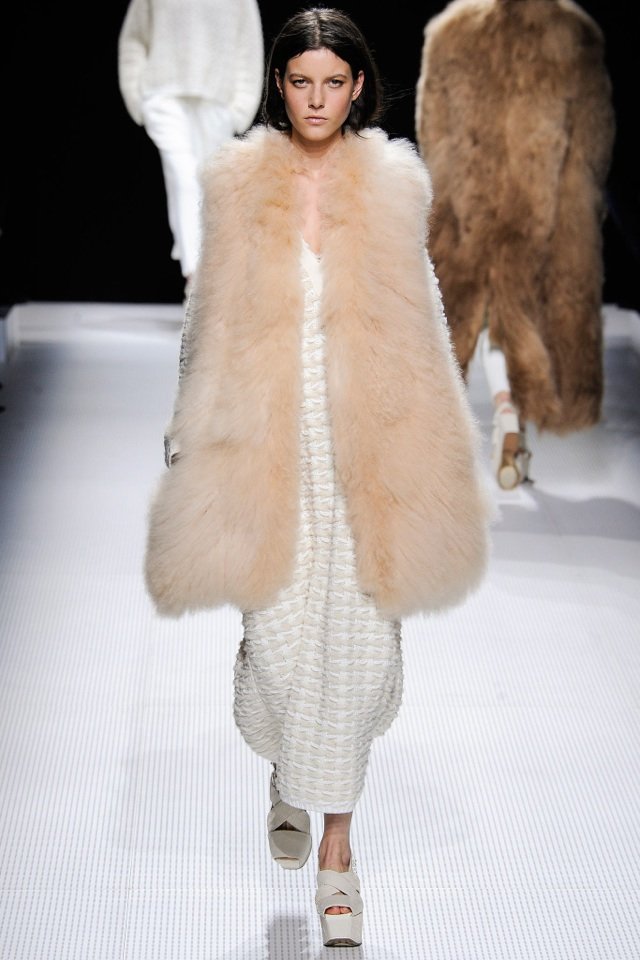 biała długa sukienka i beżowa długowłosa kamizelka z futra sonia-rykiel-jesień-zima-2014-2015-biała-sukienka-beżowa-futrzana-kamizelka