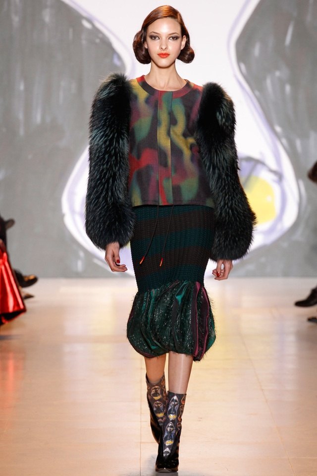 kolorowa marynarka z futrzanymi rękawami od Tsumori Chisato tsumori-chisato-jesień-zima-2014-2015-blazer-futrzane rękawy