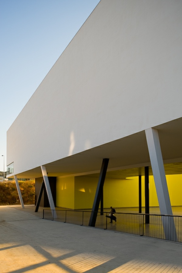 Nowoczesna minimalistyczna szkoła muzyczna architektury Nowoczesna-minimalistyczna-architektura-szkoła-muzyczna