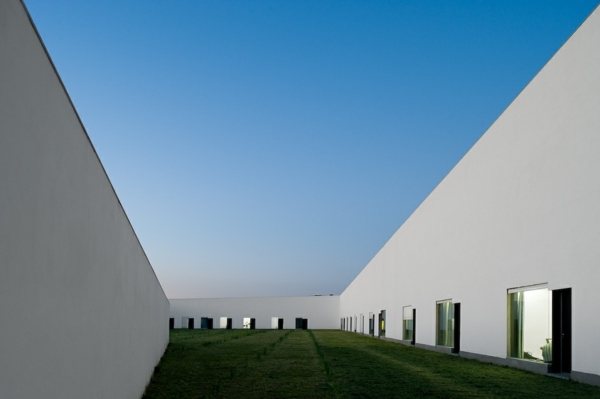 Nowoczesna minimalistyczna szkoła muzyczna w Lizbonie Nowoczesna-minimalistyczna-szkoła-muzyki-Lizbona