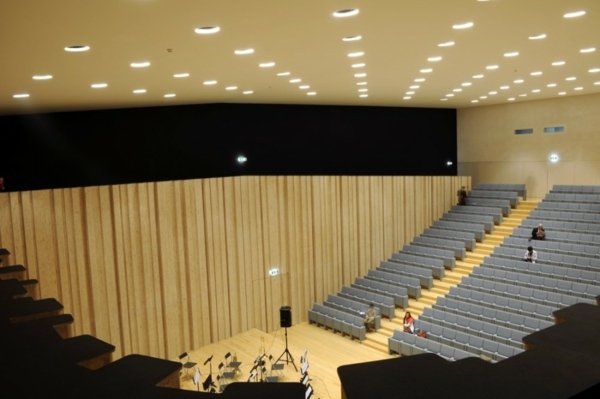 wnętrze nowoczesna minimalistyczna architektura szkoła muzyczna wnetrze-nowoczesna-minimalistyczna-architektura-szkola-muzyczna