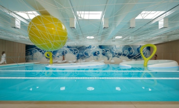ciekawe-żółte-akcenty-spa-hotel-wnętrze