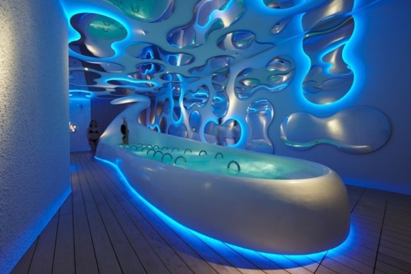 długie-jacuzzi-ciekawe-oświetlenie-spa-hotelowe-wnętrza