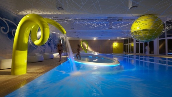 żółty basen spa z jacuzzi
