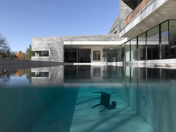Minimalistyczna architektura patio przy basenie