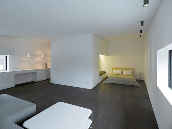 gładkie-białe-meble-salon-podłogi drewniane