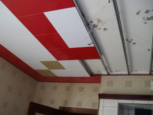Installazione di un controsoffitto a cassetta con un sistema chiuso