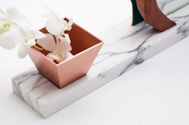 Japońska dekoracja inspirowana kwiatami-wiśniowymi gałązkami lustrzana-ikebana Japońska dekoracja kwiatowa inspirowana kwiatami-wiśniowymi gałązkami lustro ikebana