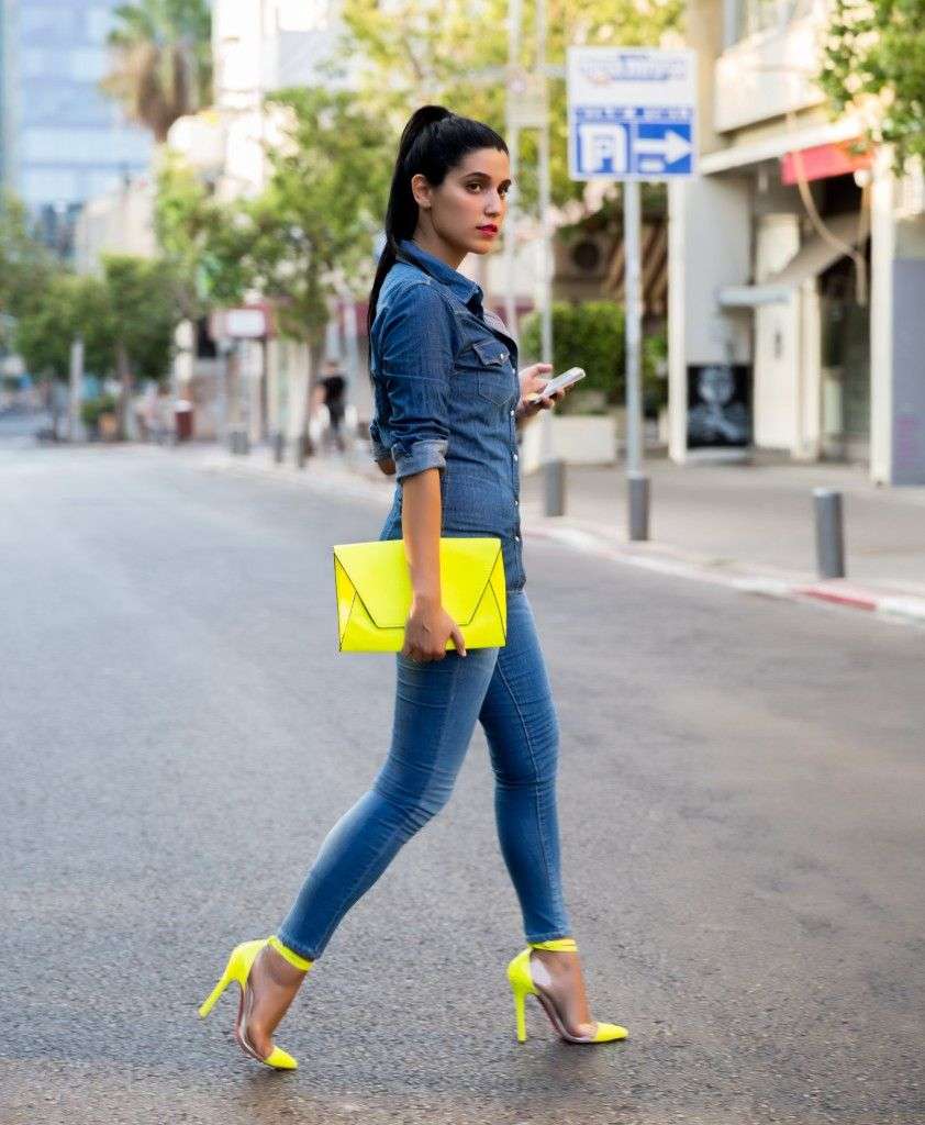 Torebka neon żółty neon kolory buty wysokie obcasy dżinsy kombinezon trendy w modzie
