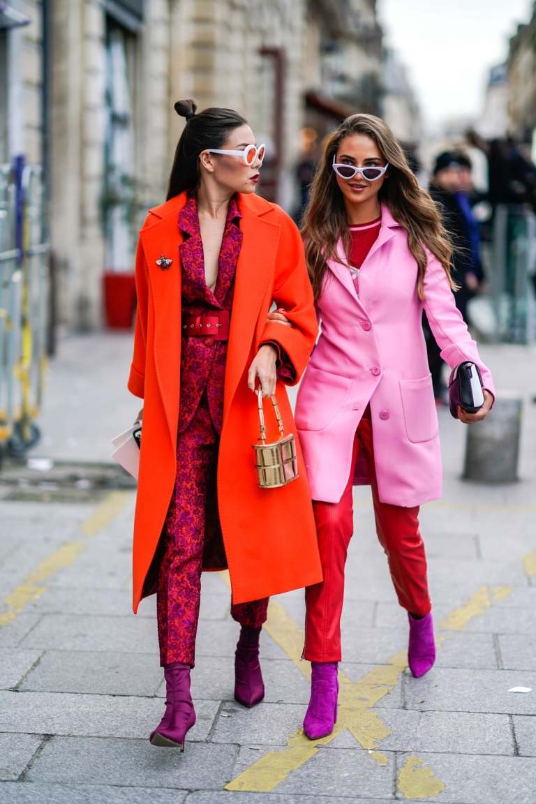 Neonowy płaszcz botki retro okulary przeciwsłoneczne trendy w modzie lato 2019