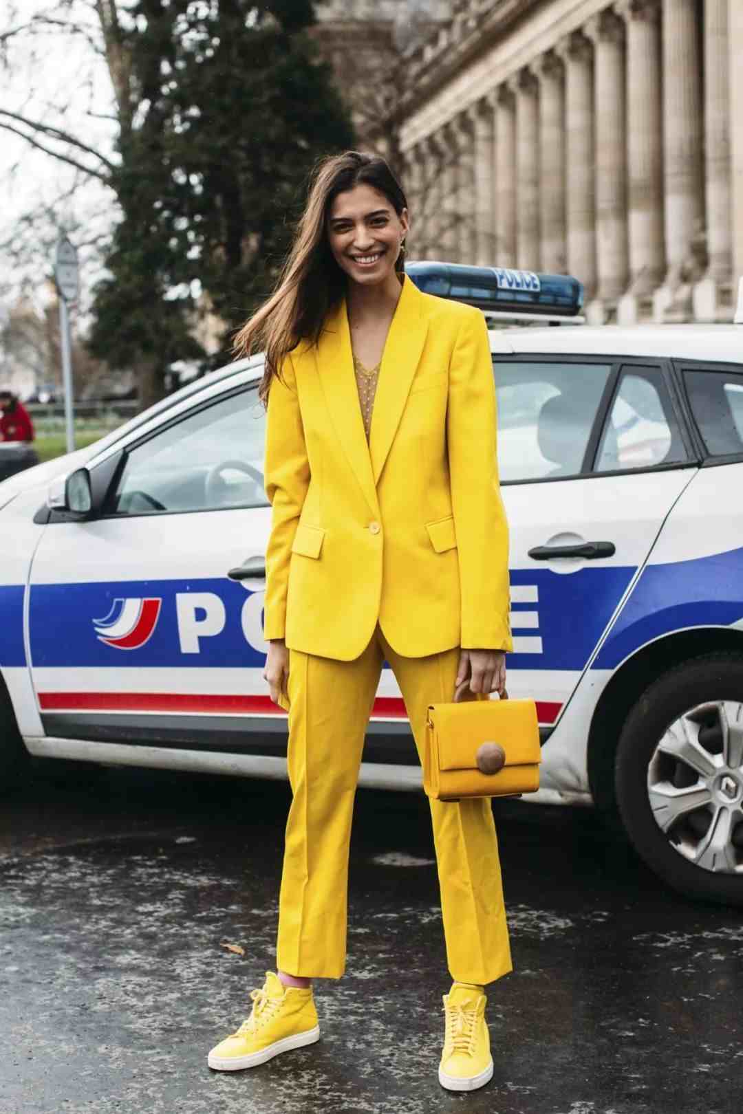 Neonowe kolory trendu garnitur żółte buty neonowe żółte torebki trendy w modzie lato