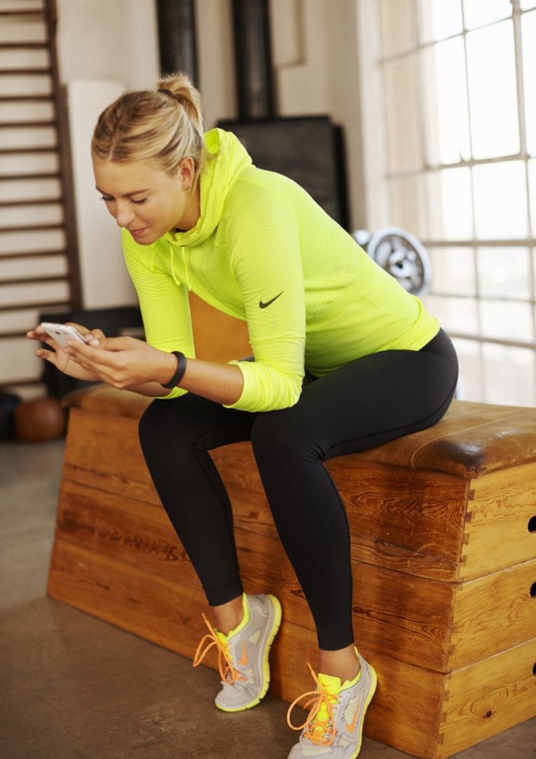 Neonowe kolory strój fitness legginsy czarna bluza tenisówki do biegania Nike