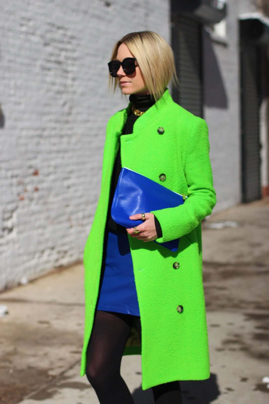 Neontrend 2019 wełniany płaszcz mini spódniczka niebieska kopertówka blond włosy