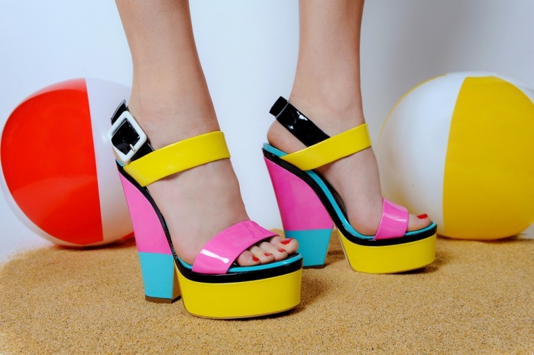 Sandały na wysokim obcasie w neonowym trendzie letnie neonowe żółte trendy w modzie