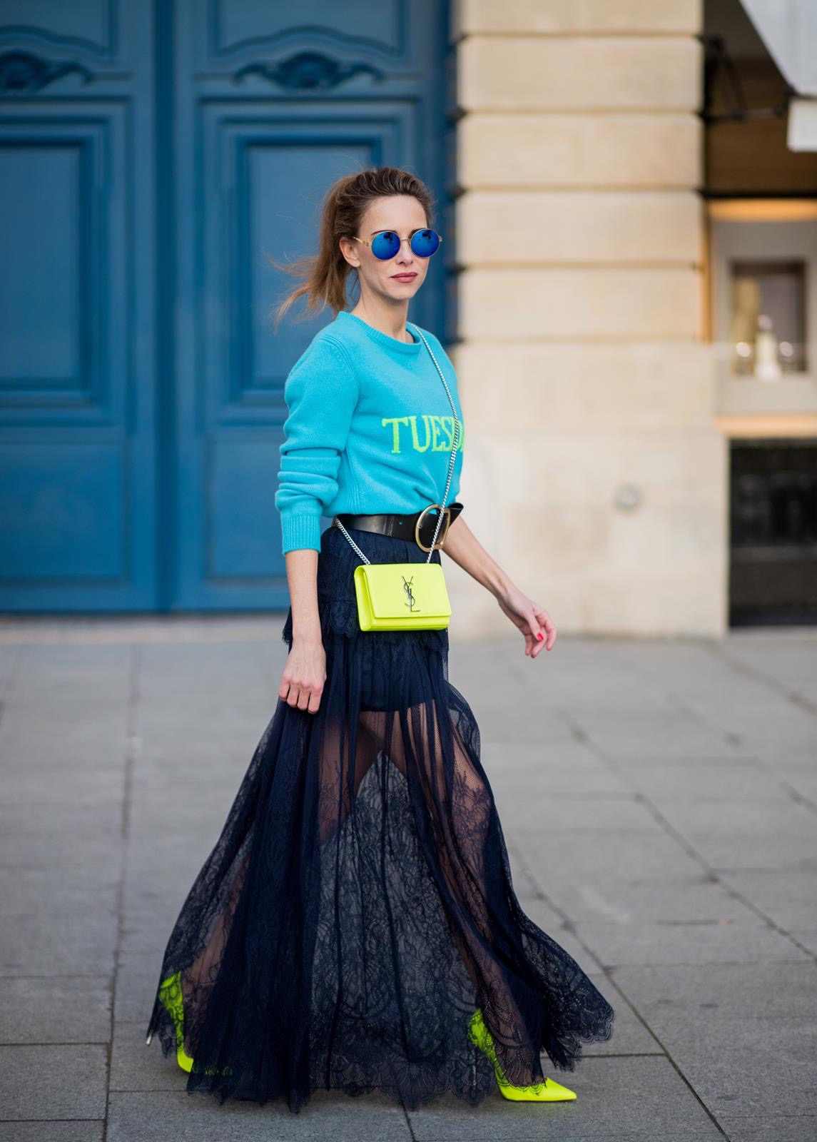 Sweter w neonowych kolorach spódnica maxi koronkowa czarna neonowa żółte buty okrągłe okulary przeciwsłoneczne