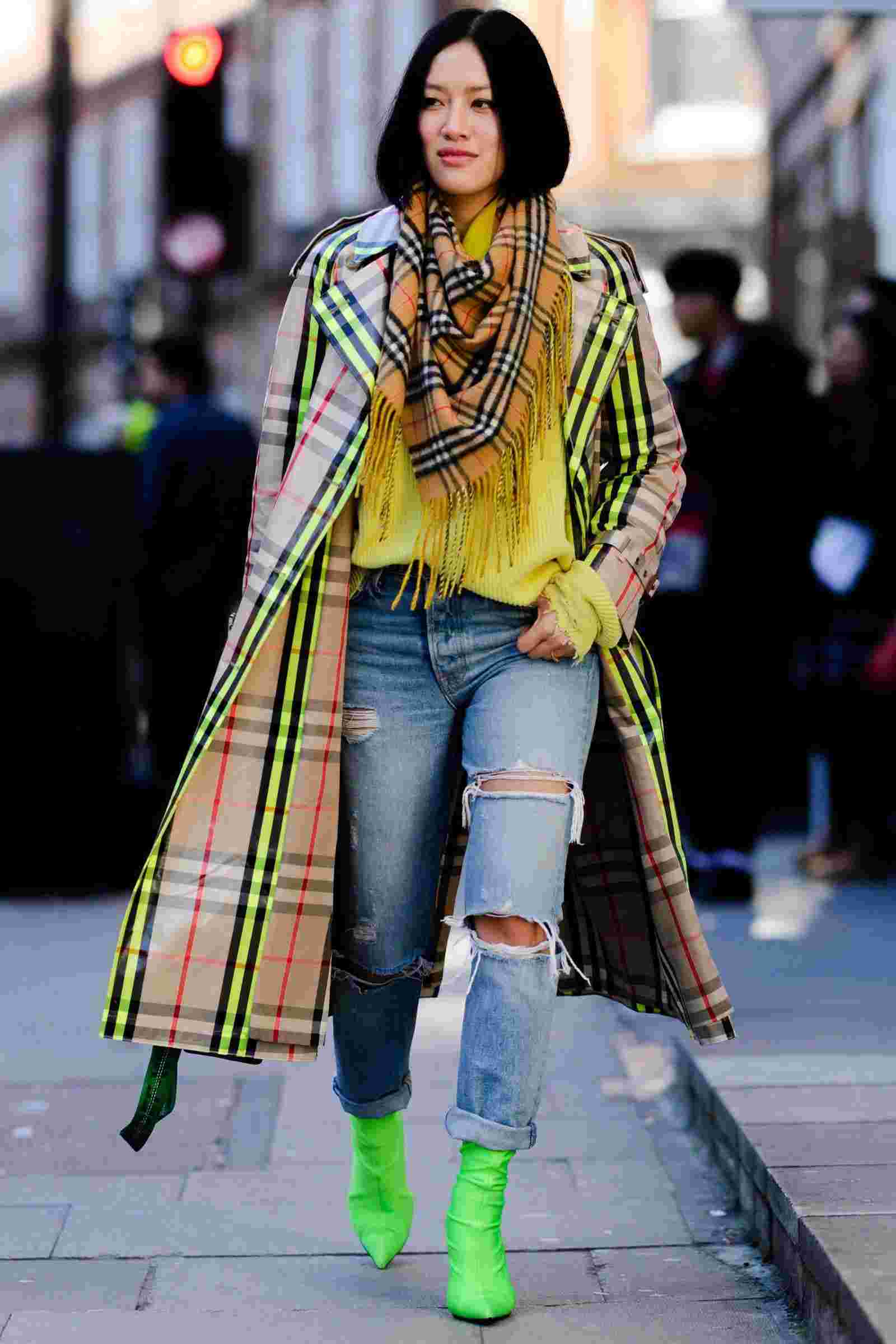 Botki w neonowych kolorach Płaszcz przeciwdeszczowy Burberry Sweter w kratkę z dzianiny