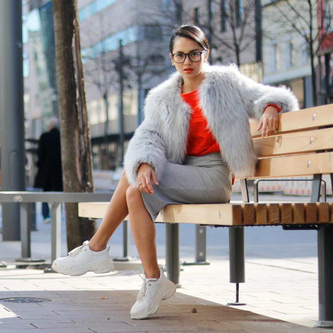 Bluzka neon trend ołówkowa spódnica futro szare białe trampki trendy w modzie damskiej