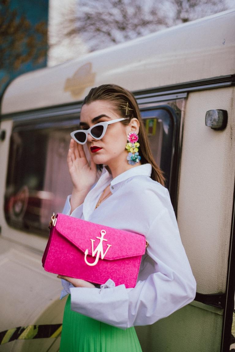 Torebka neon trend biała koszula neonowe kolory rock retro okulary kolczyk kwiatowy wzór