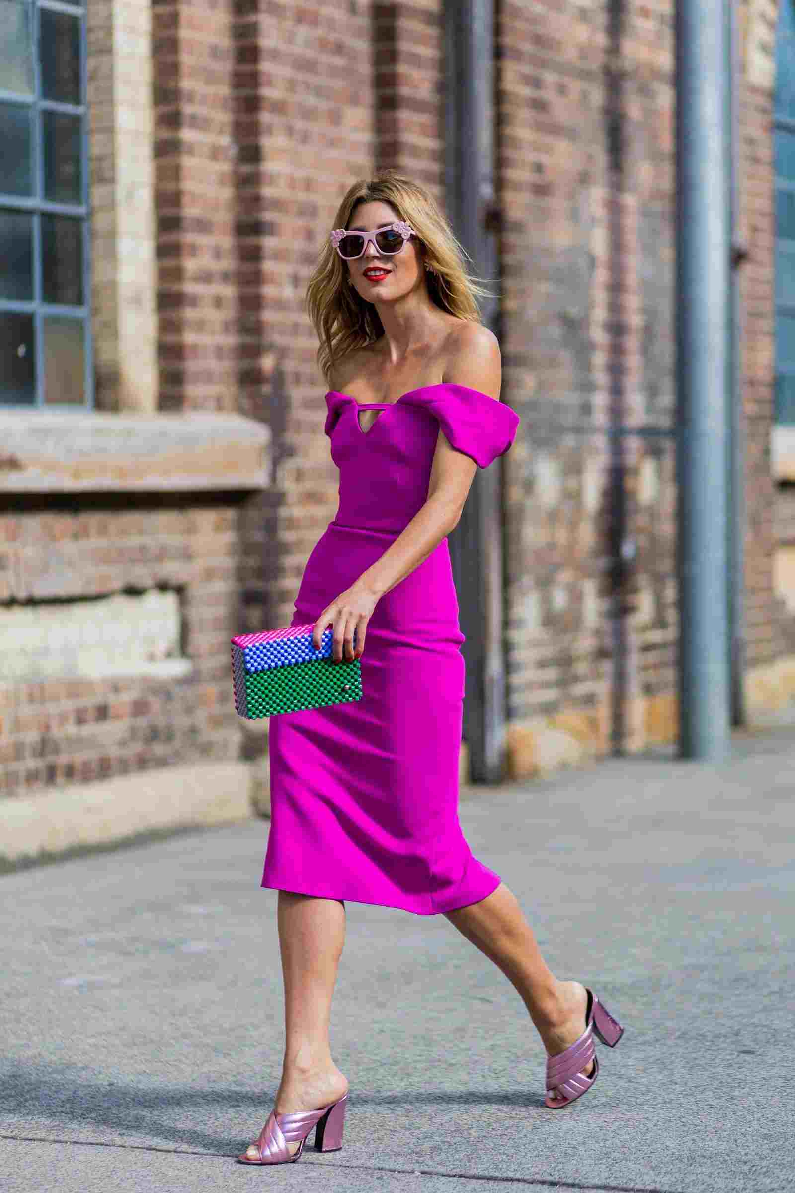 Sukienka Neon Trend Kolory Muły Różowy Okulary Miodowy Blond Kolor Włosów Letnie Trendy Mody