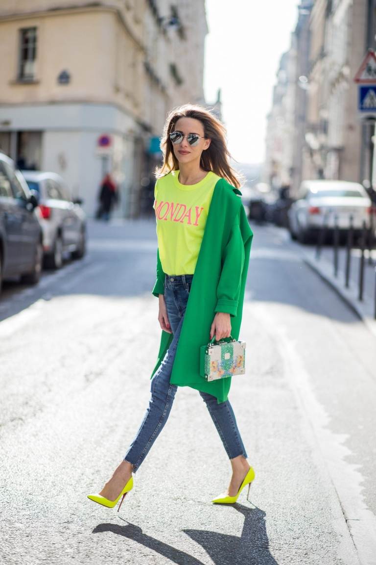 Płaszcz neonowy trend kolory obcisłe jeansy czółenka neonowa żółta koszula trendy w modzie 2019