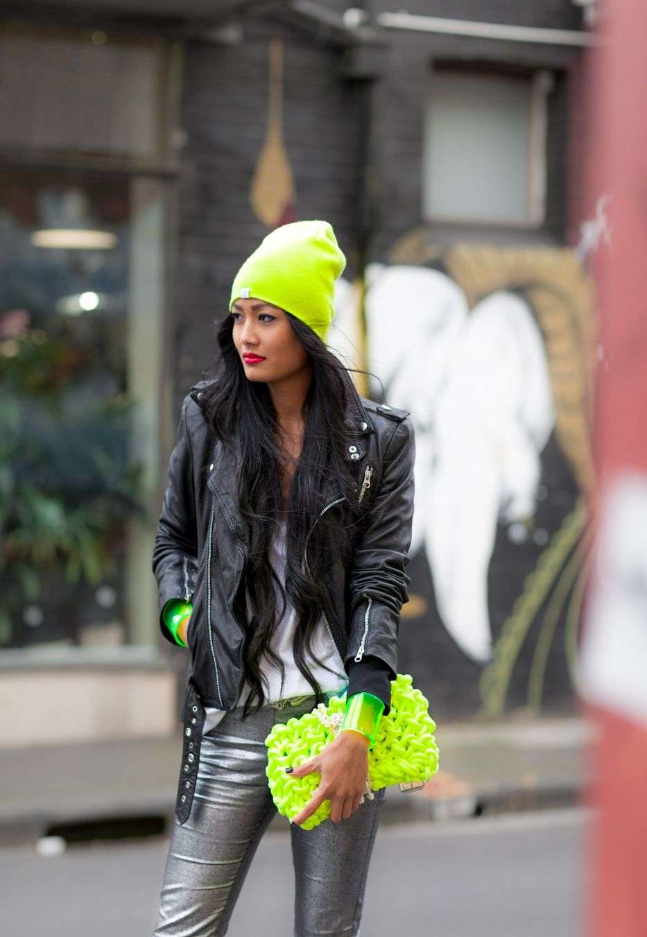 Neon trendy kolory akcesoria skórzana kurtka kurtka motocyklowa spodnie metaliczny wygląd