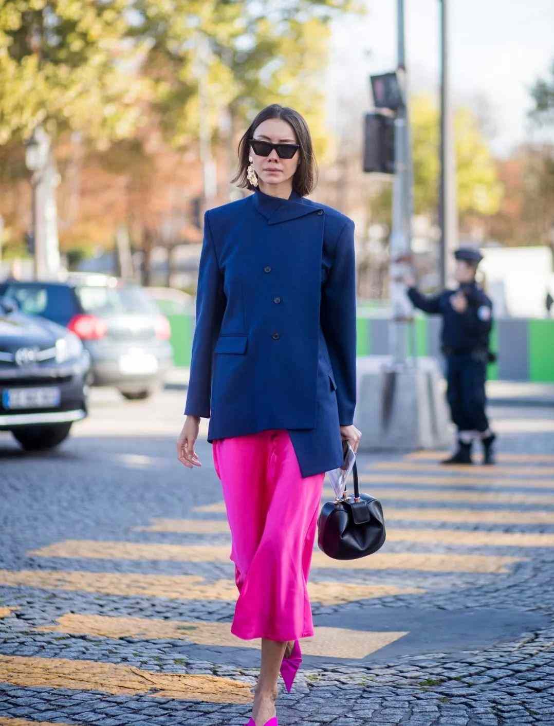 Neonowe kolory modne spodnie culotte niebieski blezer strój kobiety lato