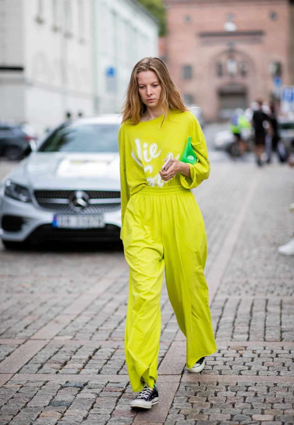 Neonowe kolory trendy w modzie letnie szerokie spodnie koszula neonowe żółte trampki Converse