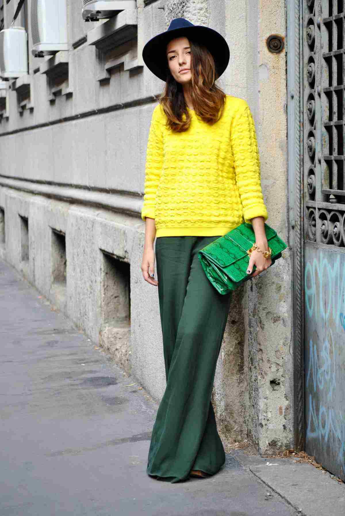 Sweter w neonowych kolorach neon żółty torebka wzór węża kobiety kapelusz trendy w modzie