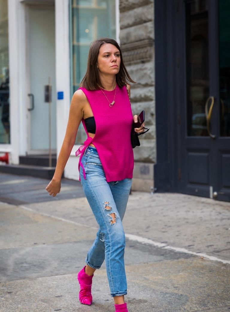 Neonowe kolory top botki zamszowe jasnoniebieskie dżinsy letnie trendy mody