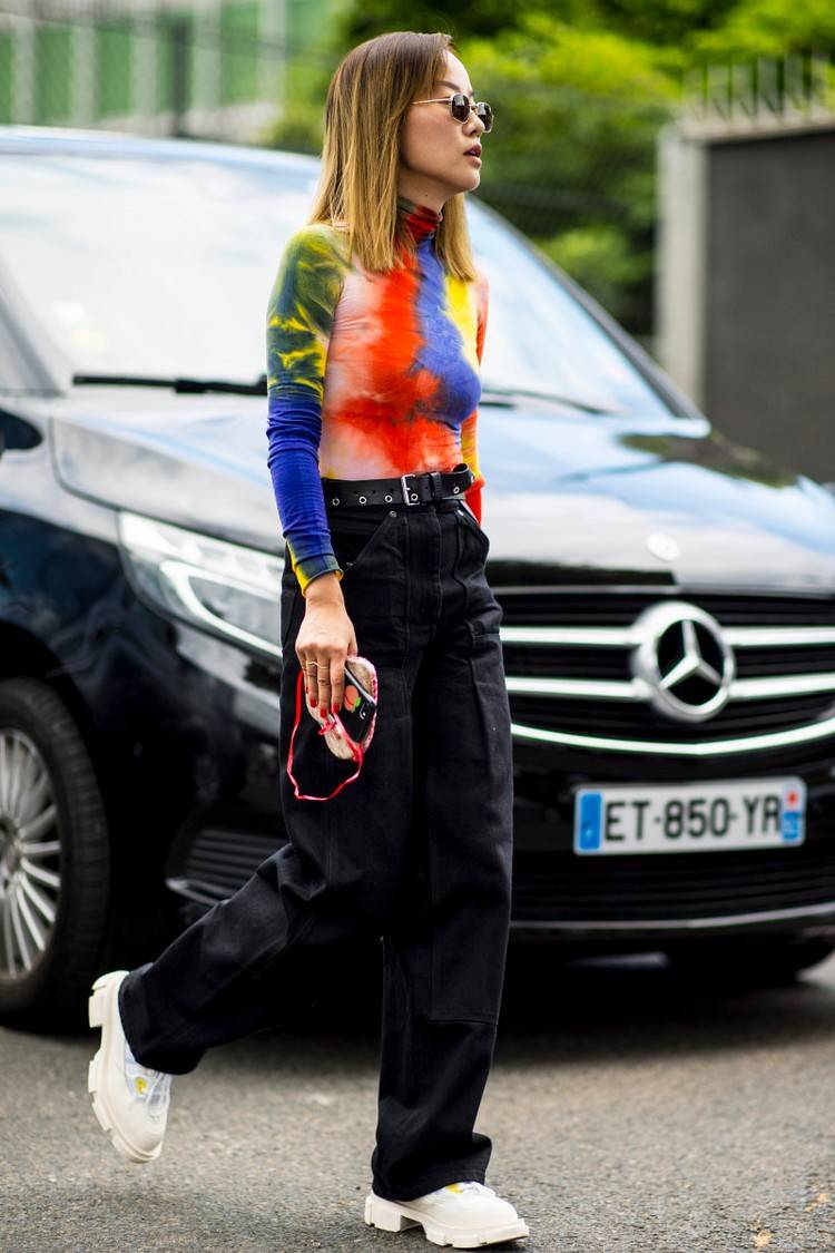 Tie dye modne jeansy mom łączą pomysły na strój wiosna 2021