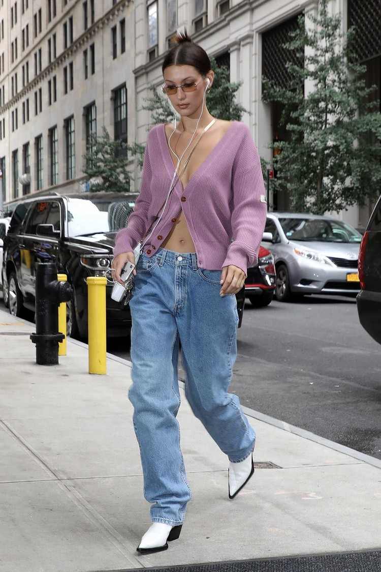 Jeansy mom łączą pomysły na stylizację wiosna 2021
