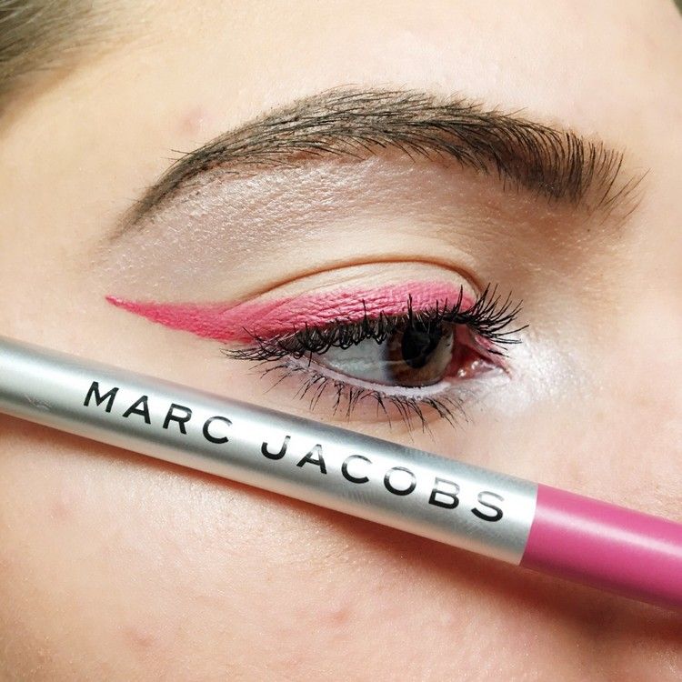 Różowy eyeliner, jakie trendy w makijażu oczu różowe oczy