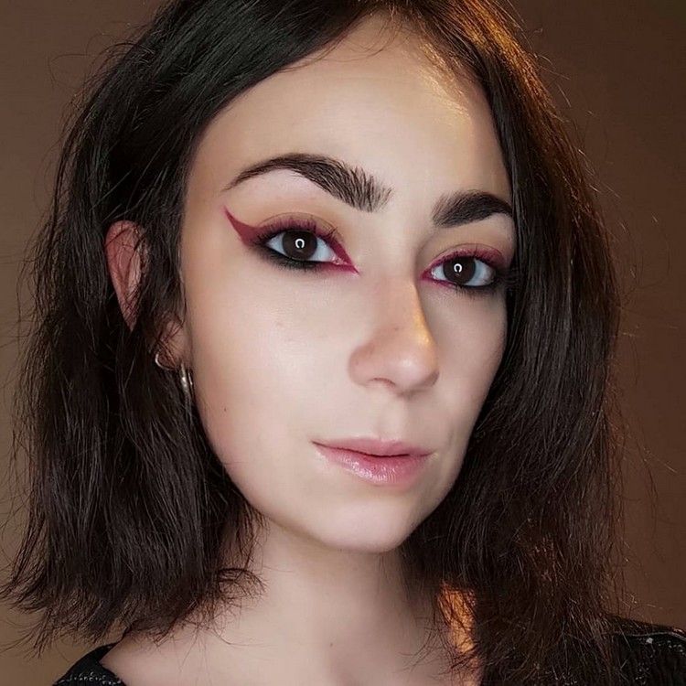 jak różowy eyeliner tworzą pomysły na makijaż smokey eyes