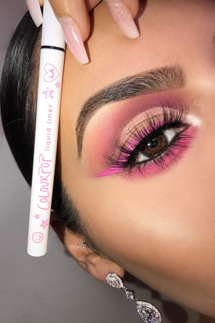Różowe trendy w makijażu oczu eyelinerem 2021