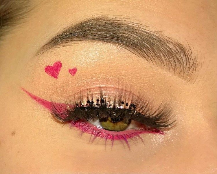 różowe trendy w makijażu oczu 2021 różowy eyeliner