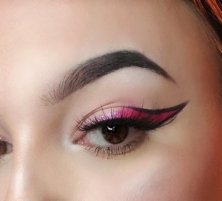 Trendy w makijażu 2021 Porady dotyczące makijażu różowego eyelinera