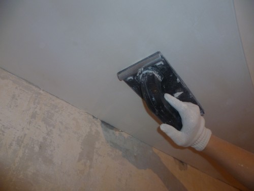 Levigare il soffitto prima di dipingere