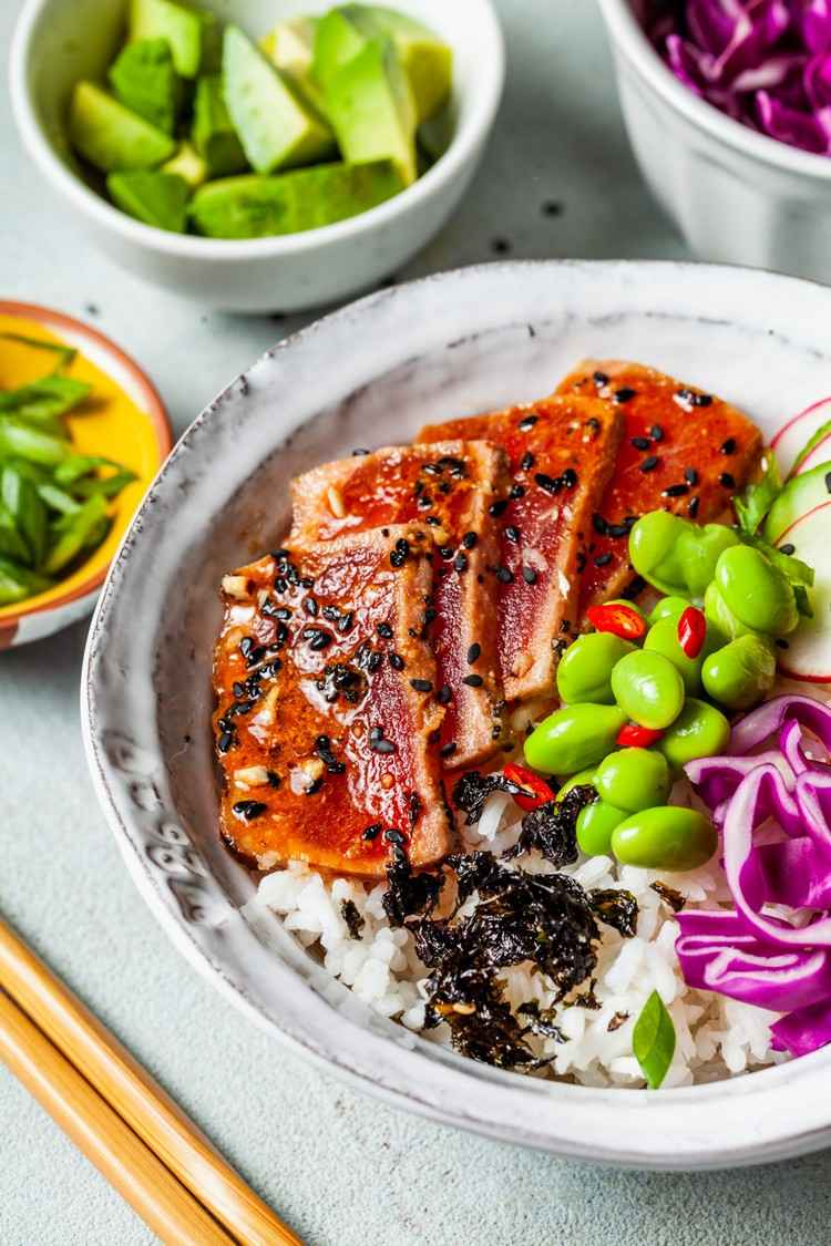 Przygotuj w domu hawajskie przepisy na poke bowl z marynatą