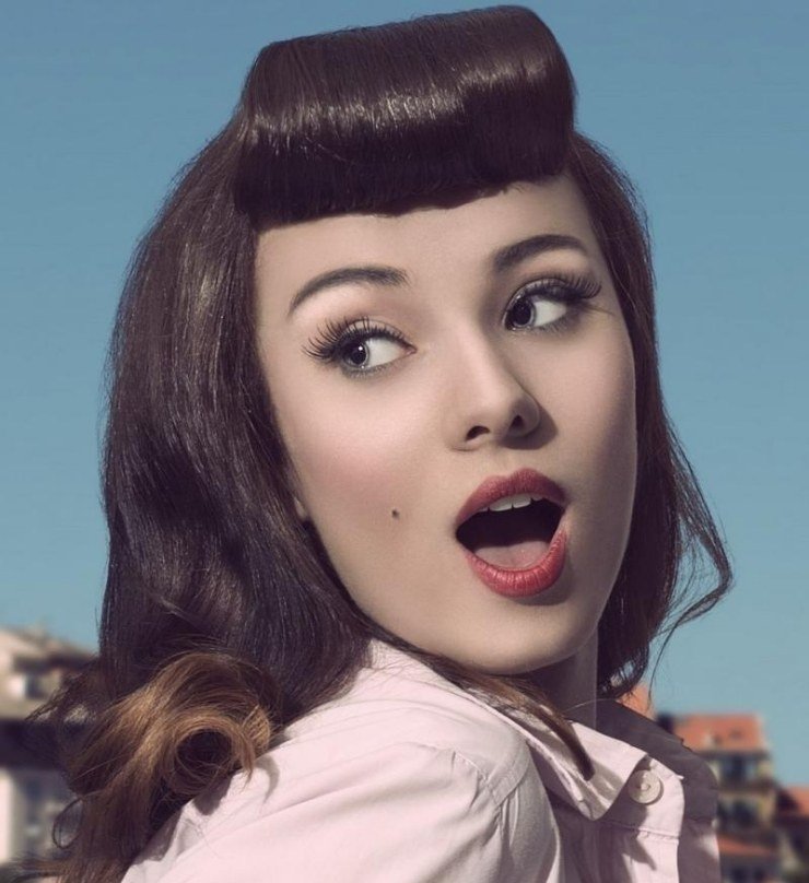 Rockabilly fryzura w stylu retro stylizacja włosów średniej długości