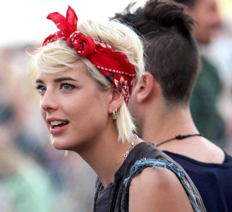 Rockabilly-fryzura-krótkie włosy-krawat-ręcznik