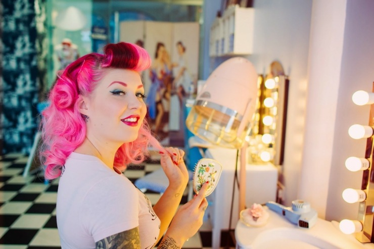 rockabilly fryzura różowe włosy-kolor-świetne-kucyki-panie