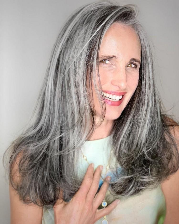 Andie MacDowell, aktorka z długimi włosami w soli i pieprzu