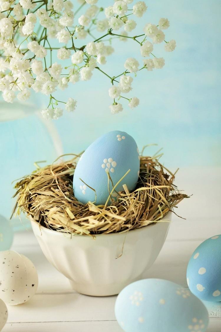 niebieskie malowane pisanki ozdobione białymi kwiatami Dekoracja stołu na wielkanocne gniazdo słomy-baby blue-easter-muslischale
